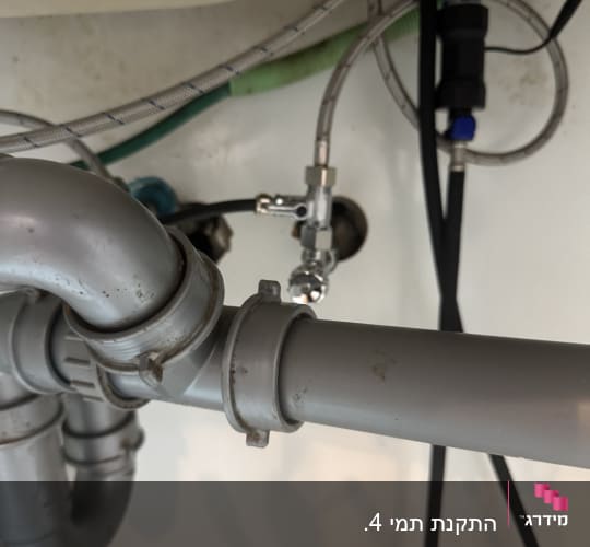 צינורות פלסטיק ואביזרי אינסטלציה מתחת לכיור